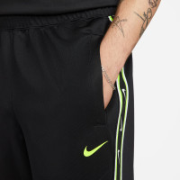 Nike Sportswear Repeat Jogger Zwart Lichtgeel