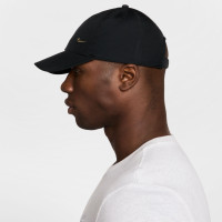 Nike Club Dri-FIT Pet Metallic Swoosh Zwart Goud